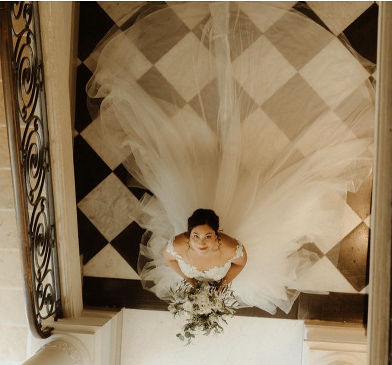 Mariée vue de haut dans un escalier, voile en éventail