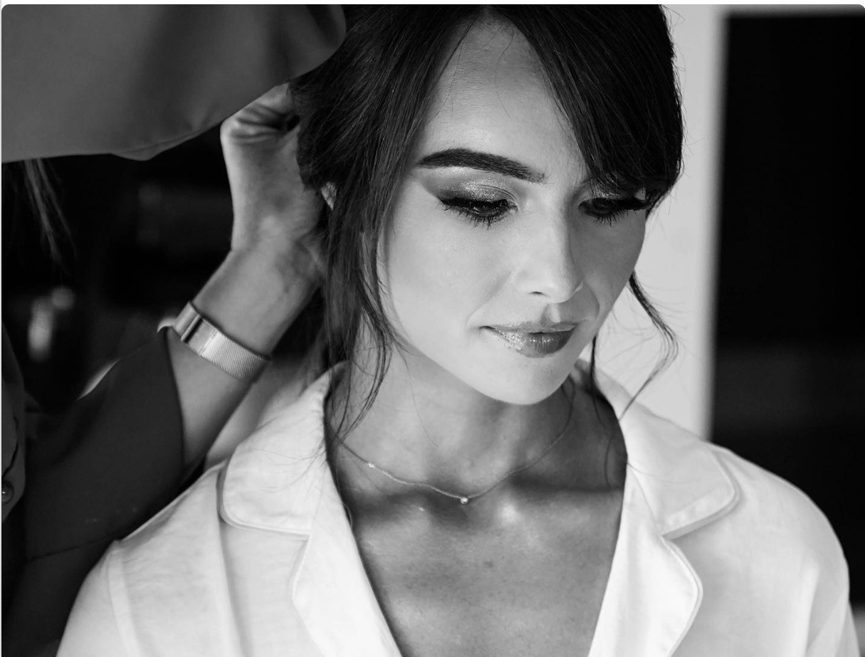 Coiffure de mariée en cours de réalisation, noir et blanc